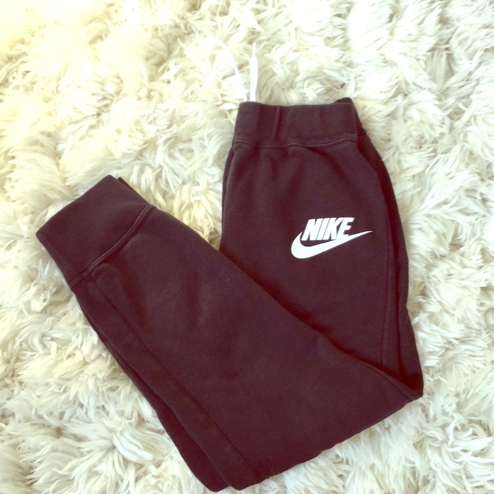 Nike: Stretchy black sweatpants + adjustable tie